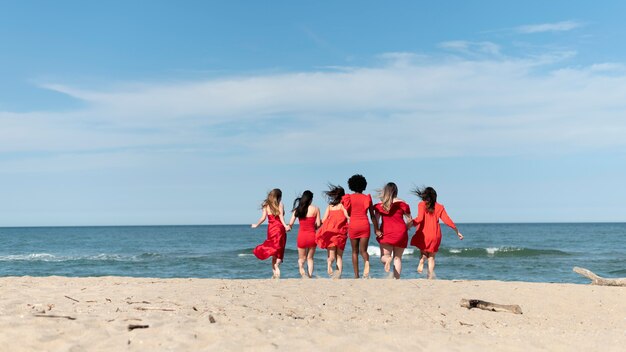 Donne a tutto campo al mare