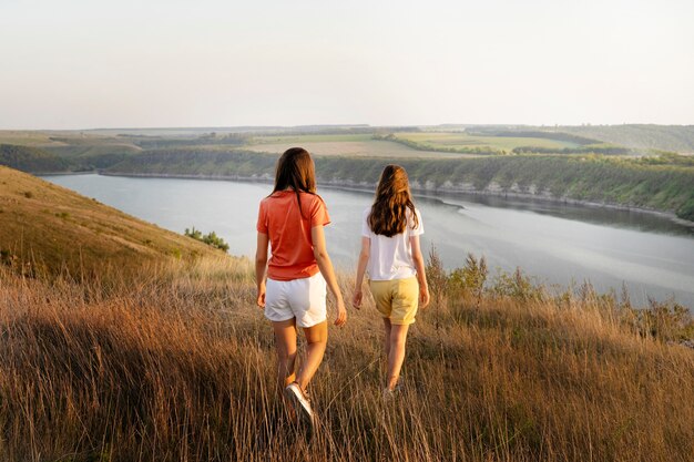 Donne a tutto campo che camminano nella natura