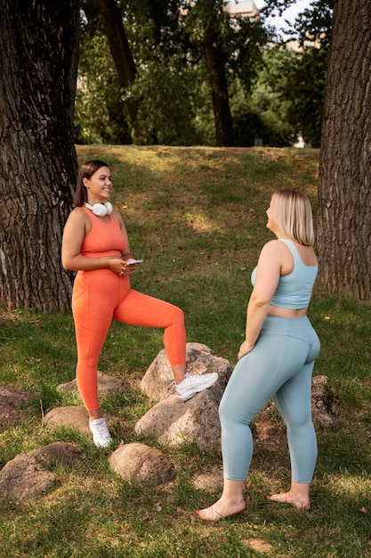 Donne a tutto campo che chiacchierano all'aperto