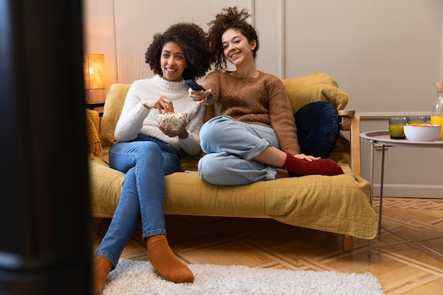 Donne a tutto campo che guardano la tv