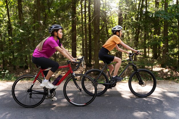 Donne a tutto campo che pedalano insieme