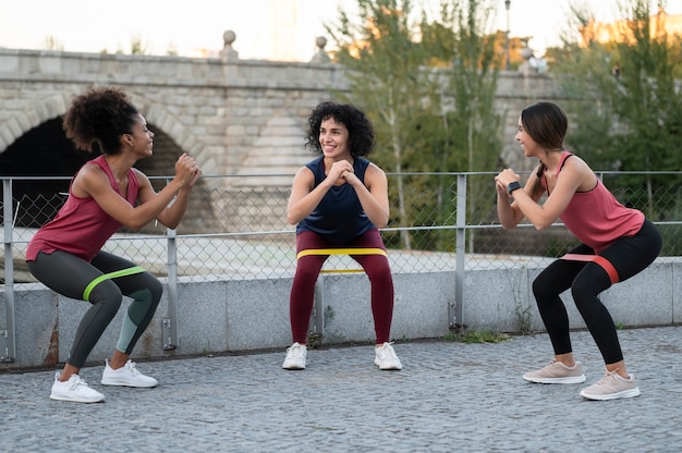 Donne a tutto campo che si allenano con le bande