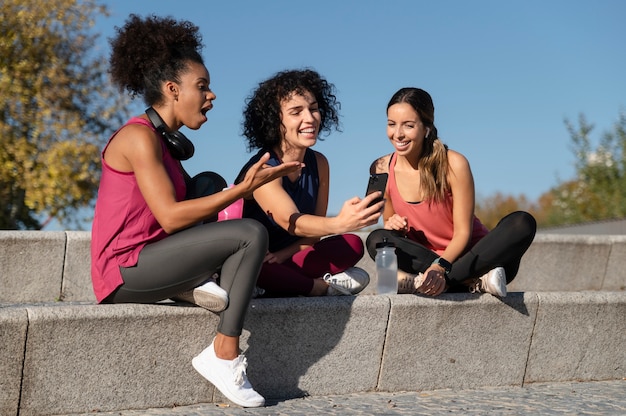 Donne a tutto campo con dispositivo