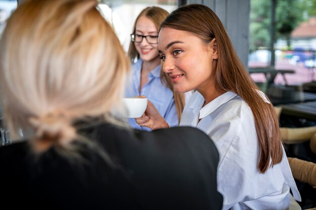 Donne ad alto angolo alla riunione di lavoro