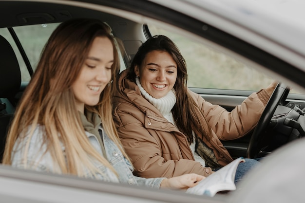 Donne adorabili che controllano fine della mappa di viaggio su