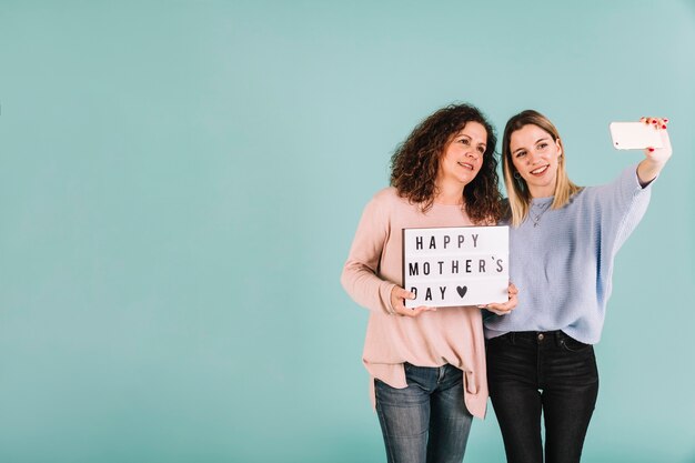 Donne adorabili che posano per il selfie con il saluto di festa della mamma