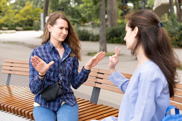 Donne adulte che comunicano attraverso il linguaggio dei segni