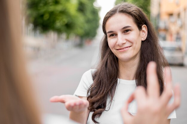 Donne adulte che comunicano attraverso il linguaggio dei segni