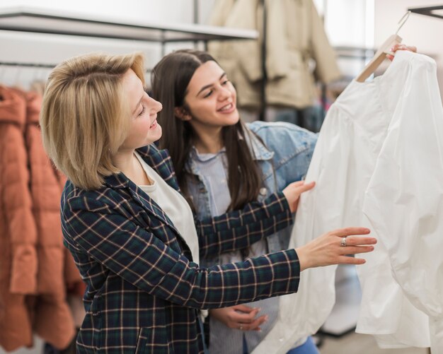 Donne adulte di vista frontale che controllano una camicia