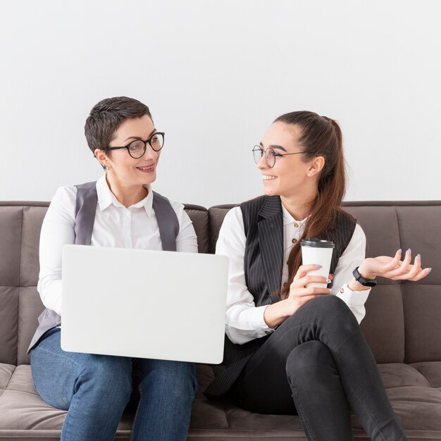 Donne adulte di vista frontale che discutono nuovo progetto