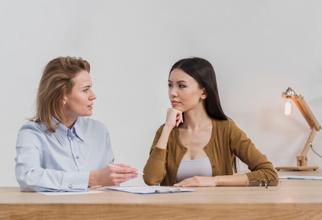 Donne adulte di vista frontale che se lo esaminano