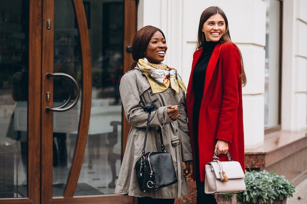 Donne afro-americane e caucasiche in strada