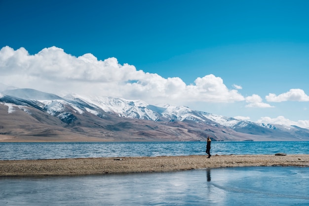 donne al lago e alla montagna di Pangong in Leh Ladakh, India