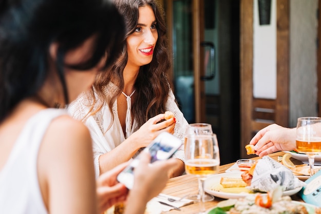 Donne al tavolo con il cibo