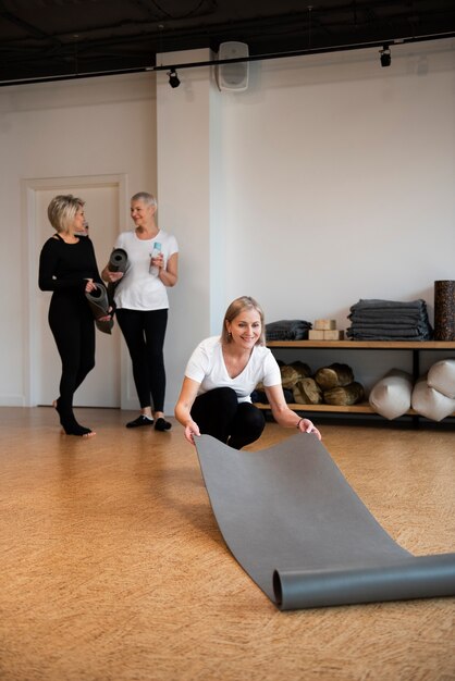 Donne alla loro sessione di yoga