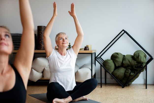 Donne alla loro sessione di yoga