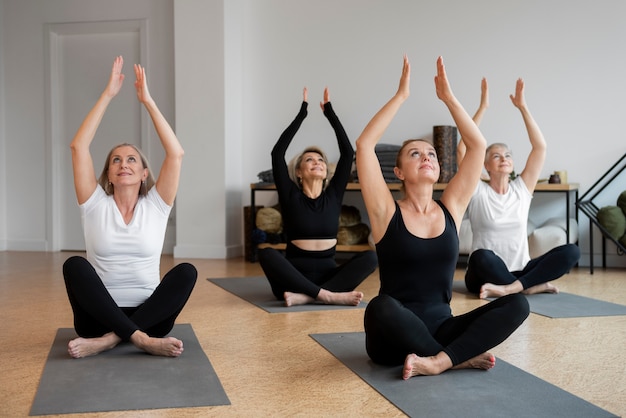 Donne alla loro sessione di yoga