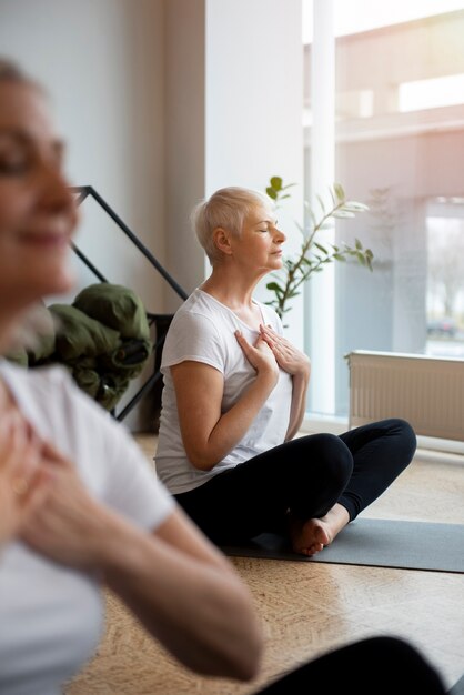 Donne alla loro sessione di yoga