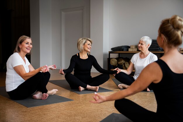 Donne alla loro sessione di yoga