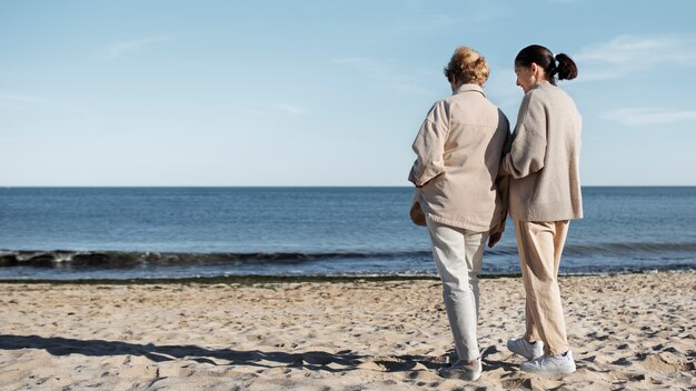 Donne anziane che camminano insieme