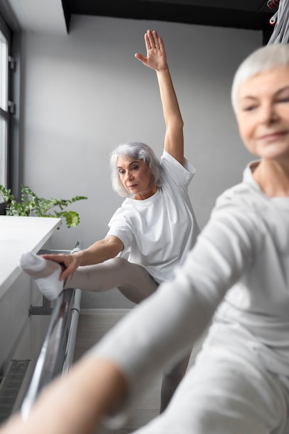 Donne anziane che fanno esercizi di fitness in palestra