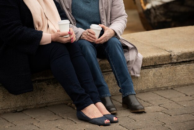 Donne anziane che tengono tazze di caffè