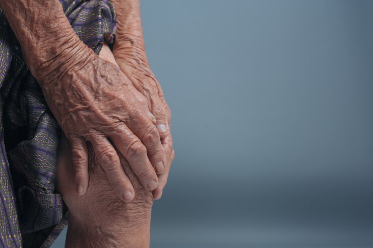 Foto gratuito donne anziane con dolore