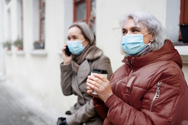 Donne anziane di tiro medio all'aperto