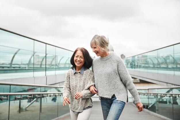 Donne anziane di tiro medio che camminano insieme