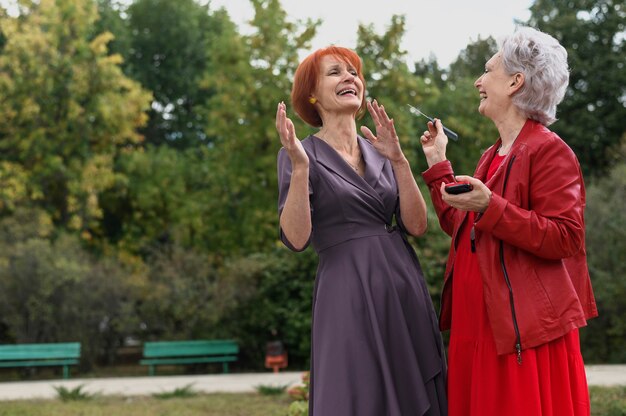 Donne anziane insieme nel parco