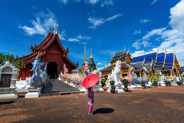 Donne asiatiche che indossano costumi tailandesi tradizionali secondo la cultura tailandese al tempio di Chiang Mai