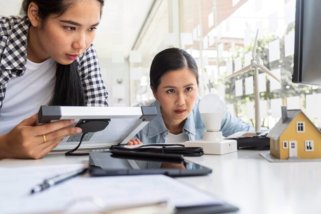 Donne asiatiche che lavorano duramente insieme