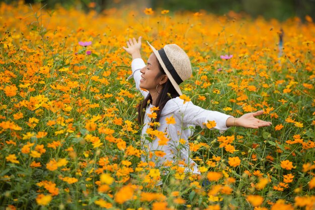 Donne asiatiche in fattoria fiore giallo