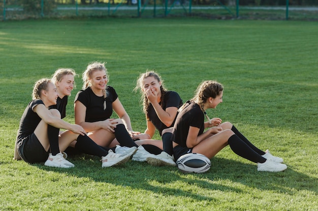 Donne bionde atletiche che si siedono sull'erba