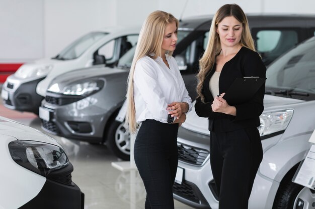 Donne bionde che esaminano la lavagna per appunti