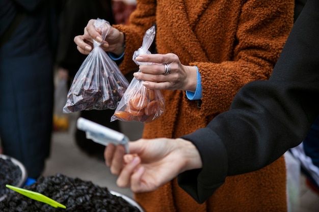 Donne che acquistano per la vista laterale del ramadan