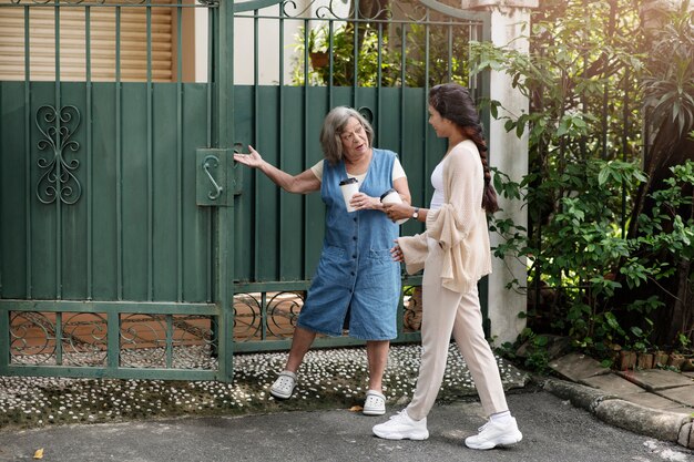 Donne che bevono caffè insieme