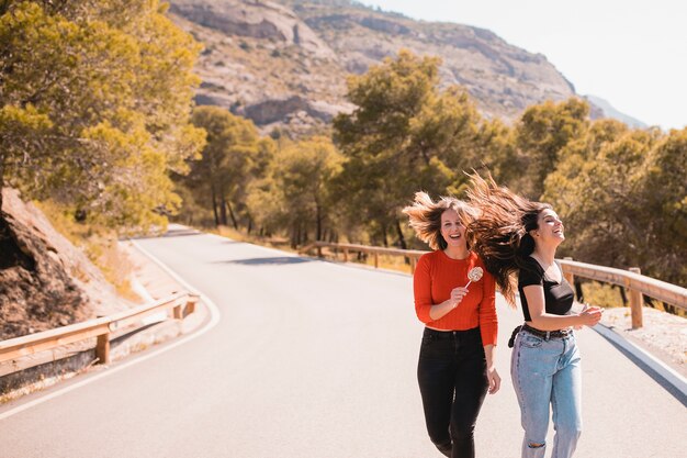 Donne che camminano e scuotono i capelli