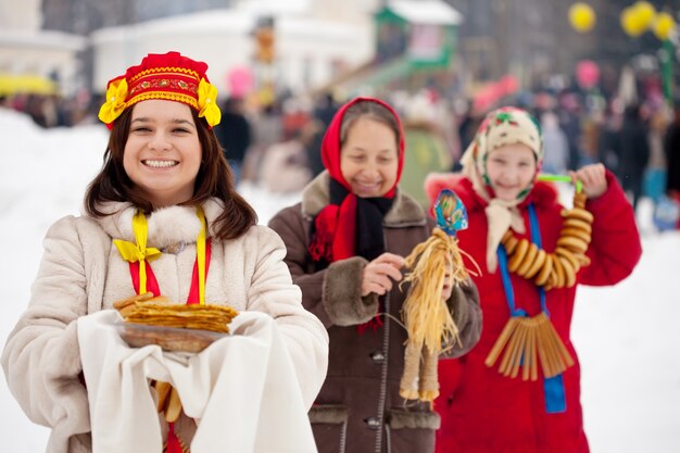 donne che celebrano il festival di Maslenitsa