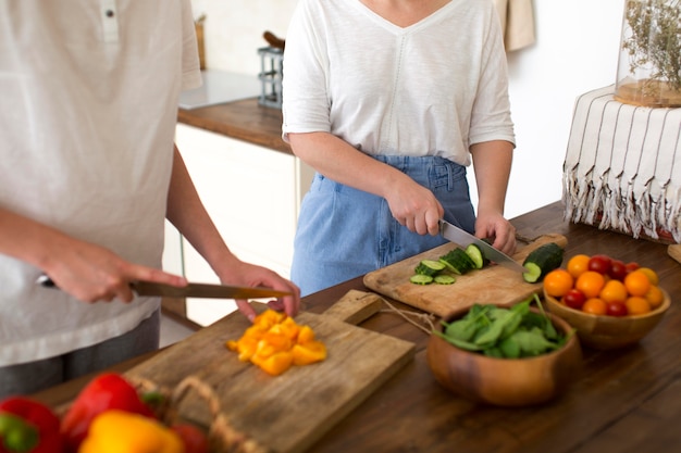 Donne che cucinano con ingredienti diversi