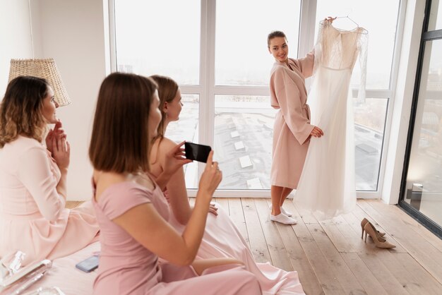 Donne che fanno i preparativi per il matrimonio