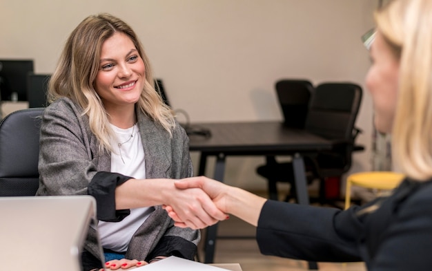 Donne che fanno un patto al lavoro