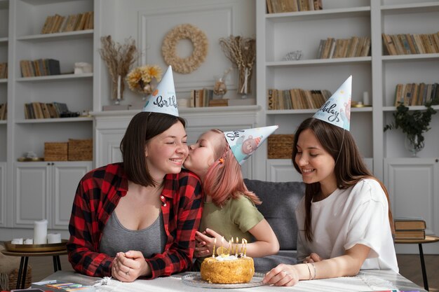 Donne che festeggiano il compleanno della figlia