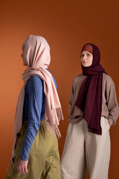 Donne che indossano l'hijab, colpo medio