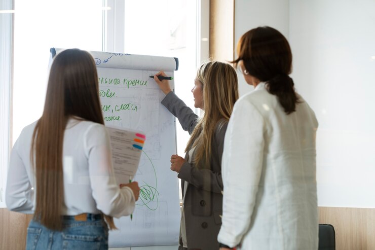 Foto gratuito donne che lavorano insieme a tiro medio