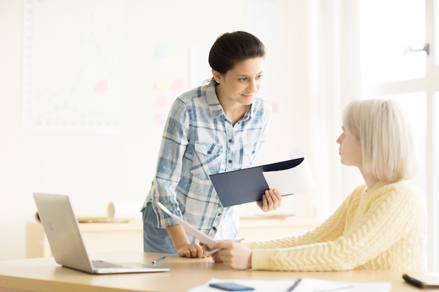 Donne che lavorano insieme in ufficio