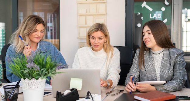 Donne che lavorano insieme per un nuovo progetto