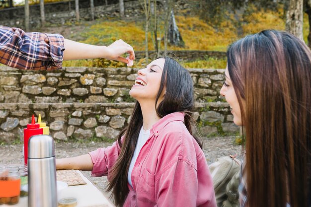 Donne che mangiano e si divertono in natura