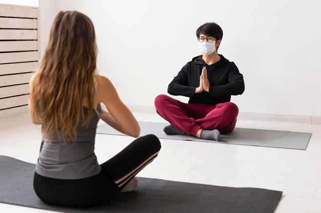 Donne che meditano con una maschera per il viso