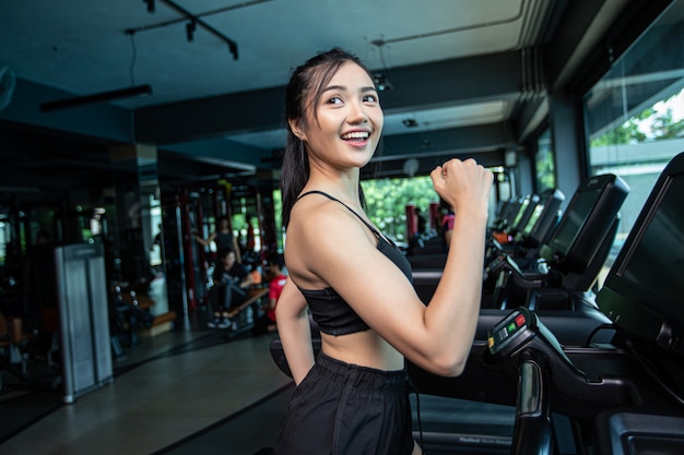 Donne che pareggiano sul tapis roulant in palestra